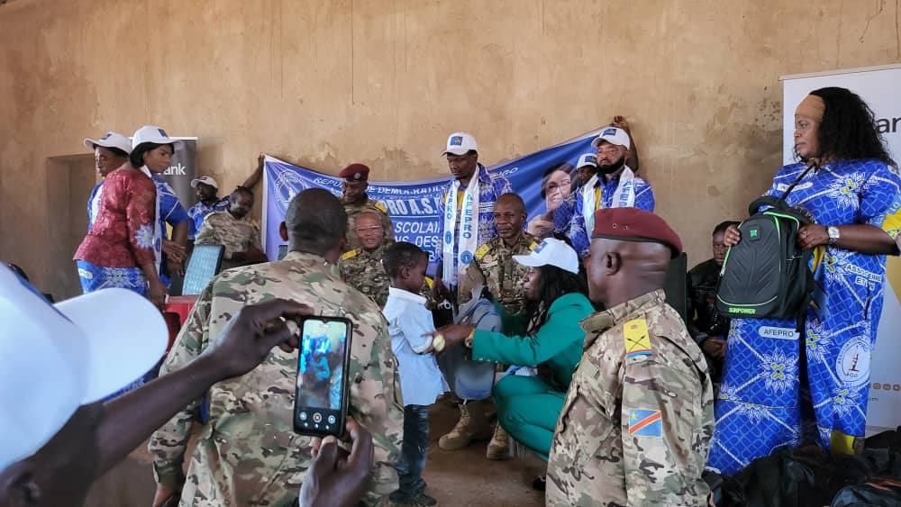 Enfants orphelins recevant des kits scolaires